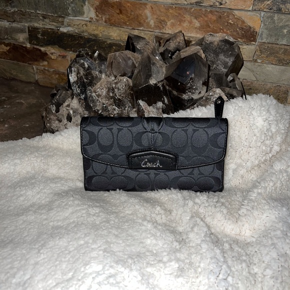 Coach NWT Signature Maggie Shoulder Bag w/matching Wallet - Picture 11 of 16